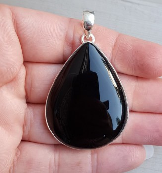 Zilveren hanger gezet met brede druppelvormige zwarte Onyx