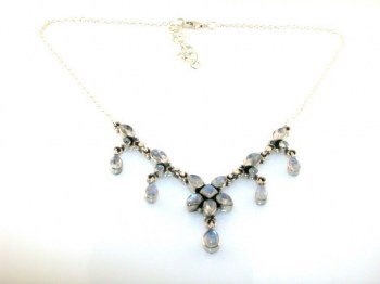 Zilveren ketting gezet met cabochon geslepen Maanstenen