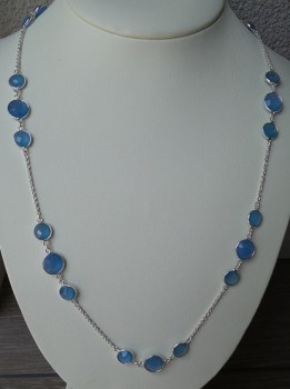 Zilveren ketting gezet met ronde facet blauw Chalcedoon