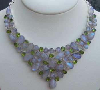 Zilveren ketting met Peridot en cabochon Maanstenen