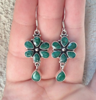 Zilveren lange edelsteen oorbellen gezet met Emerald