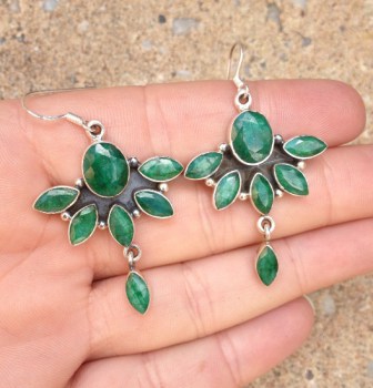 Zilveren lange oorbellen gezet met Emerald