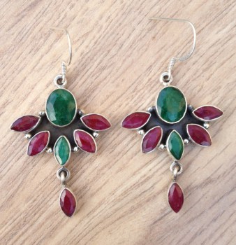 Zilveren lange oorbellen gezet met Emerald en Robijn