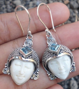 Zilveren oorbelen met gezicht en gezet met blauw Topaas
