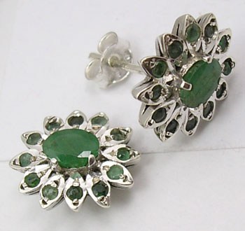 Zilveren oorbellen met Emerald stenen