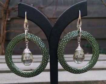Zilveren oorbellen groene Amethist briolet en groen Roggenleer