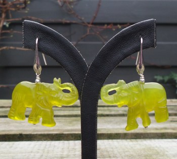 Zilveren oorbellen gezet met olifant van Serpentijn