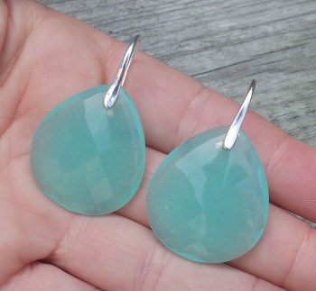 Zilveren oorbellen met aqua Chalcedoon briolet