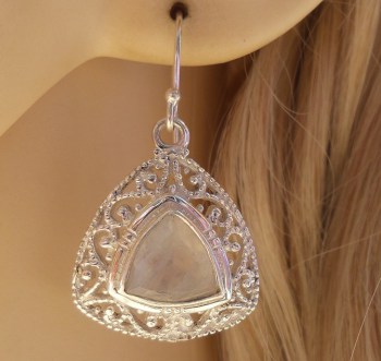 Zilveren oorbellen met facet Maansteen in driehoekige setting