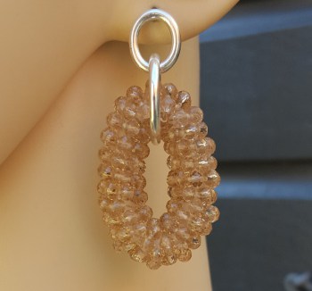 Zilveren oorbellen met champagne kleurige ovale hanger