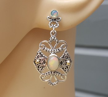 Zilveren oorbellen Ethiopische Opalen gezet in bewerkte setting