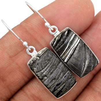Zilveren oorbellen gezet met rechthoekige Shungiet