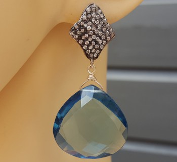 Zilveren oorbellen met blauwe Topaas quartz briolet en Zirkonia