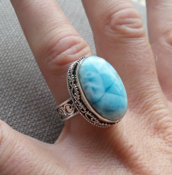 Zilveren ring Larimar gezet in bewerkte setting 17.7 mm