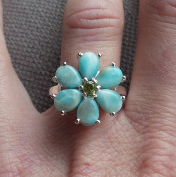 Zilveren ring bloem gezet met Larimar en Peridot 17 mm