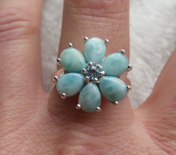 Zilveren ring bloem gezet met Larimar en blauw Topaas 18 mm