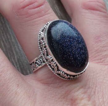 Zilveren ring blauwe Goudsteen en bewerkte setting 18 mm