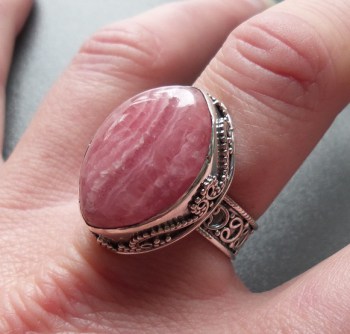 Zilveren ring brede marquise Rhodochrosiet bewerkte setting 18 m