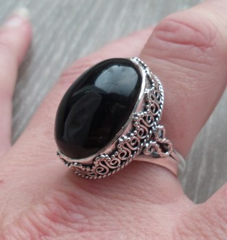 Zilveren ring cabochon Onyx in bewerkte setting 19 mm