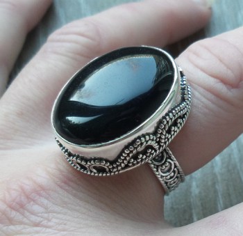 Zilveren ring cabochon Onyx gezet in bewerkte setting 18 mm