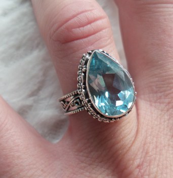 Zilveren ring druppelvorm blauw Topaas bewerkte setting 17 mm