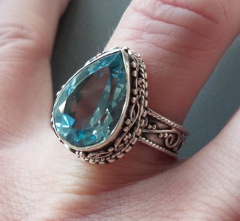 Zilveren ring druppelvorm blauw Topaas bewerkte setting 17.3 mm