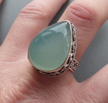 Zilveren ring druppelvorm aqua Chalcedoon bewerkte setting 19 mm