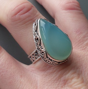 Zilveren ring druppelvorm aqua Chalcedoon bewerkte setting 18 mm