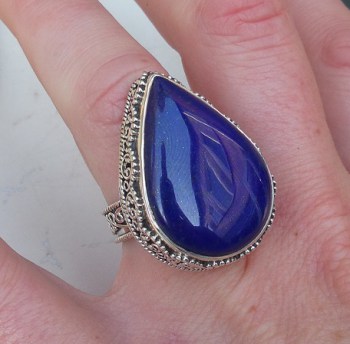 Zilveren ring druppelvorm Lapis Lazuli in bewerkte setting 17 mm