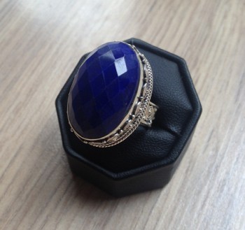 Zilveren ring facet Lapis Lazuli in bewerkte setting maat 18 mm