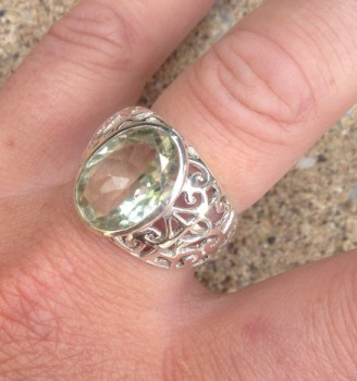 Zilveren ring met groene Amethist en open bewerkte band 18 mm
