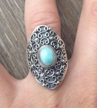 Zilveren ring gezet met Larimar in bewerkte kop maat 18 mm