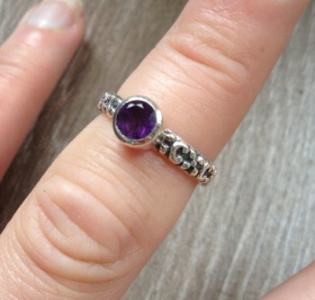 Zilveren ring gezet met kleine ronde Amethist 16.5 mm