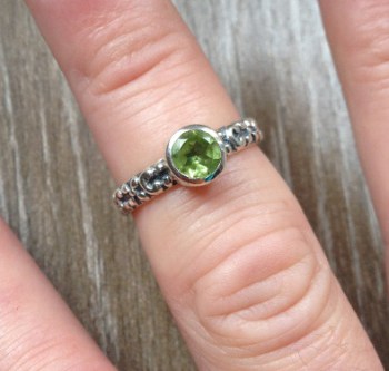 Zilveren ring gezet met kleine ronde Peridot 16.5 mm