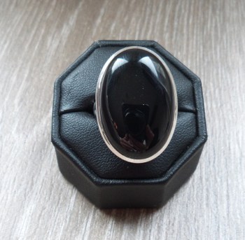 Zilveren ring gezet met brede ovale cabochon Onyx maat 19.7 mm
