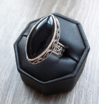 Zilveren ring gezet met ovale zwarte Onyx in bewerkte setting 17