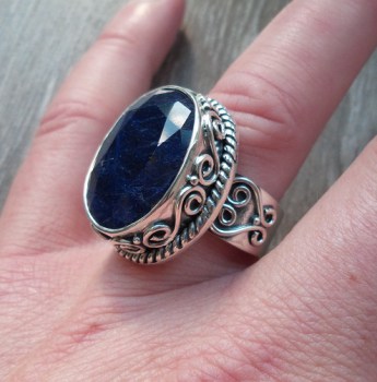 Zilveren ring gezet met Saffier in bewerkte setting maat 18 mm