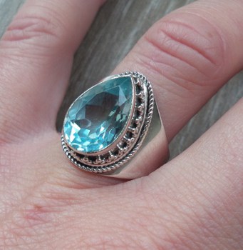 Zilveren ring gezet met druppelvorm blauw Topaas maat 18 mm