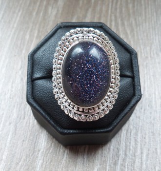 Zilveren ring gezet met Goudsteen en bewerkte kop maat 17 mm