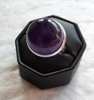 Zilveren ring gezet met ronde cabochon Amethist maat 19.7 mm