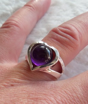 Zilveren ring gezet met cabochon Amethist 17 mm