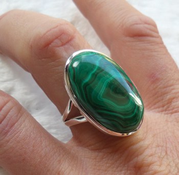 Zilveren ring gezet met ovale Malachiet maat 19 mm