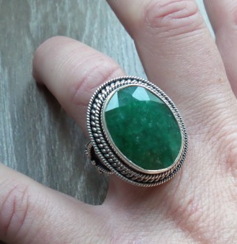 Zilveren ring gezet met Emerald in bewerkte setting 17 mm