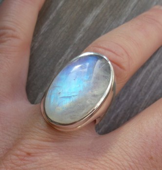 Zilveren ring gezet met ovale regenboog Maansteen maat 17 mm