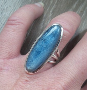 Zilveren ring gezet met ovale Kyaniet ring maat 17.5 mm