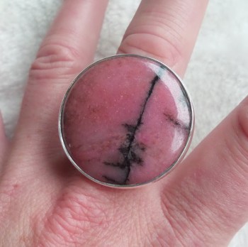 Zilveren ring gezet met grote ronde Rhodoniet maat 20 mm
