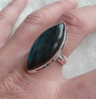 Zilveren ring gezet met marquise Labradoriet maat 19 mm