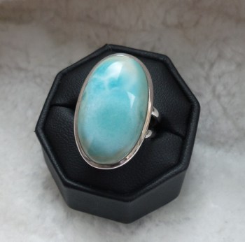 Zilveren ring gezet met ovale Larimar maat 18 mm