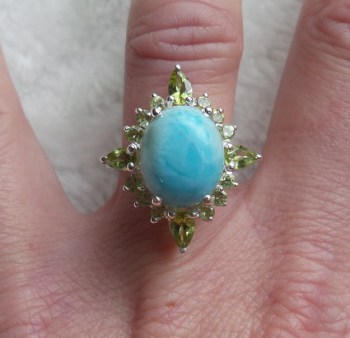 Zilveren ring gezet met Larimar en Peridot maat 17 mm