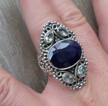 Zilveren ring gezet met facet ovale Saffier en blauw Topaas 17 m